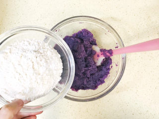 9、紫薯芝麻饼,加入糯米粉