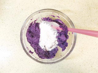 10、紫薯芝麻饼,搅拌均匀