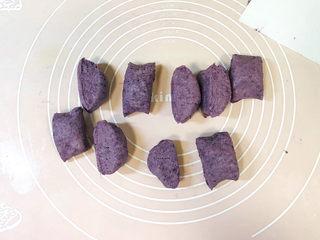 13、紫薯芝麻饼,切成大小均匀的小剂子