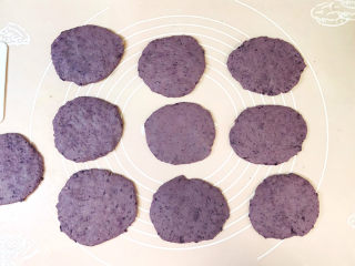 14、紫薯芝麻饼,将全部小剂子按压成圆形