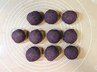 16、紫薯芝麻饼,包起来,搓成圆球