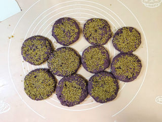 18、紫薯芝麻饼,每个刷一层薄薄的水,蘸上白芝麻