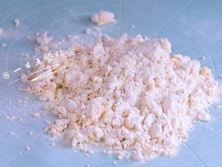 1、四喜蒸饺,1个鸡蛋，100克中筋面粉，10克纯牛奶一起搅拌成絮状。