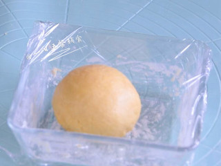 2、四喜蒸饺,移入揉面垫揉光滑，盖上保鲜膜，松弛25分钟。