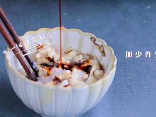 3、四喜蒸饺,加1个蛋清，少许料酒、生抽，搅拌成香菇虾泥馅。