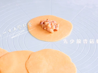 4、四喜蒸饺,松弛好，擀饺子皮，先少包些香菇虾泥馅。