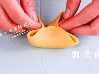 5、四喜蒸饺,再将对称的4边拉到中间捏紧。