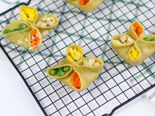 7、四喜蒸饺,放入蒸锅，冷水上锅蒸18分钟出锅。