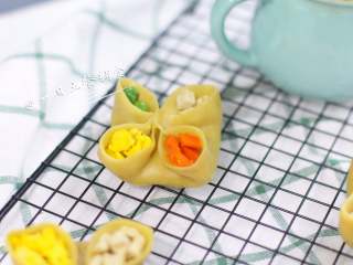 8、四喜蒸饺,蒸好的饺子灰常地可爱。虾蛋菌豆类菜都有了，品种多，别担心宝宝消化不了，宝宝需要这些。