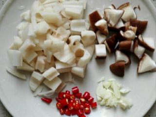 1、酸辣香菇藕丁,藕、香菇洗净切丁，大蒜切末、小米辣切圈