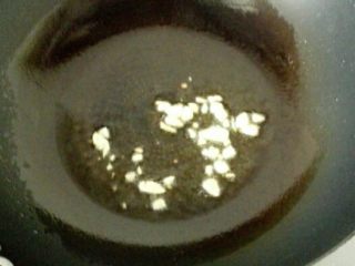 2、酸辣香菇藕丁,油锅烧热，下蒜末爆香，
