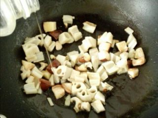 5、酸辣香菇藕丁,加入白醋