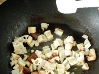 6、酸辣香菇藕丁,加入糖