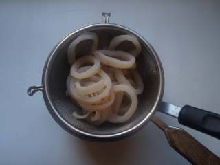 2、香酥鱿鱼圈,鱿鱼圈捞出控干水分