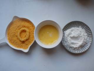 6、香酥鱿鱼圈,鱿鱼圈先在淀粉中滚一圈，再放到蛋液中滚一圈，最后沾满面包糠。