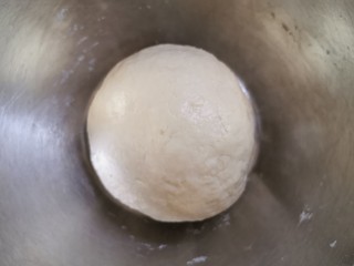 2、酱香饼家常做法,和成光滑面团,外面擦一层油,盖一层塑料袋醒面半小时以上