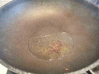 5、酱香饼家常做法,炸出香味儿以后把花椒取出扔掉