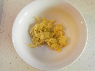 6、酱香饼家常做法,大蒜四到五瓣,压成蒜泥。