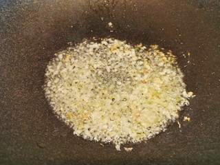 7、酱香饼家常做法,倒入锅中翻炒