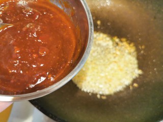 8、酱香饼家常做法,调好的酱汁倒入蒜泥中