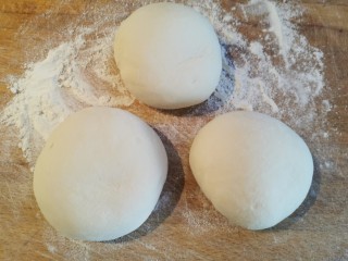 12、酱香饼家常做法,面团均匀分成三份