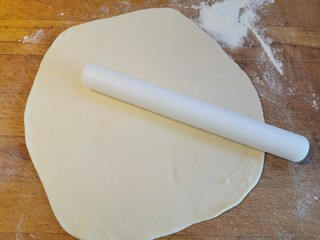 13、酱香饼家常做法,擀成薄片