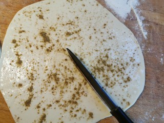 16、酱香饼家常做法,撒一层孜然粉,切一个缺口