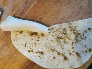 17、酱香饼家常做法,沿切口卷起来,封好口