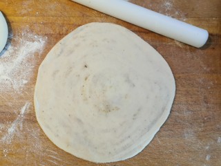 20、酱香饼家常做法,擀成薄片