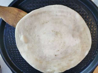21、酱香饼家常做法,放入刷好油的饼铛中