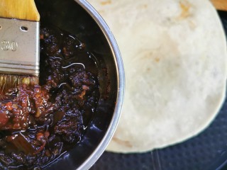 22、酱香饼家常做法,准备好炒熟的蒜蓉酱