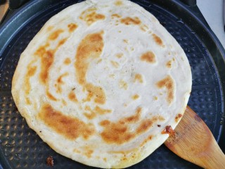 24、酱香饼家常做法,翻面后继续刷酱