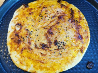 26、酱香饼家常做法,没有白芝麻,撒点黑芝麻