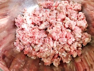 1、冰花牛肉锅贴,牛肉剁成肉馅