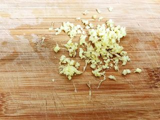 2、冰花牛肉锅贴,生姜切末