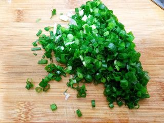 3、冰花牛肉锅贴,小葱切葱花