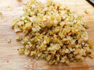 4、冰花牛肉锅贴,榨菜剁成细末