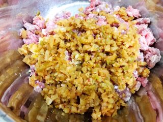 5、冰花牛肉锅贴,榨菜末加入肉馅里