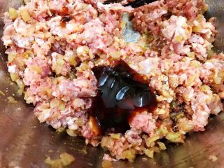 6、冰花牛肉锅贴,加入生抽,蚝油