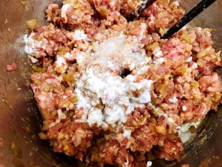 7、冰花牛肉锅贴,加入盐,糖,水淀粉搅打至上劲