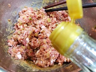 8、冰花牛肉锅贴,淋上芝麻油和花椒油,放入冰箱冷藏30分钟