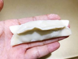 11、冰花牛肉锅贴,对折捏紧中间,两头稍微捏紧口
