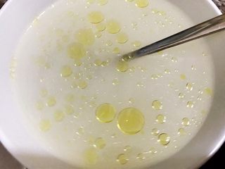 12、冰花牛肉锅贴,碗里加入面粉5克,清水150克,油少许搅拌均匀为面粉水