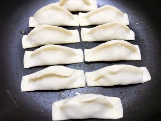 13、冰花牛肉锅贴,锅里加入少许植物油摆入锅贴