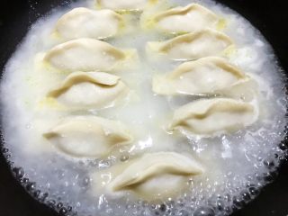 15、冰花牛肉锅贴,倒入前面调好的面粉水,盖上锅盖闷10分钟