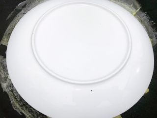 17、冰花牛肉锅贴,扣上一个盘子把锅贴倒扣在盘子里即可