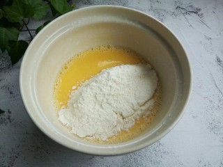 2、蔓越莓戚风蛋糕 酸甜绵柔,筛入低筋面粉(面粉一定要过筛)用翻拌到划“z”字形翻拌均匀即可。