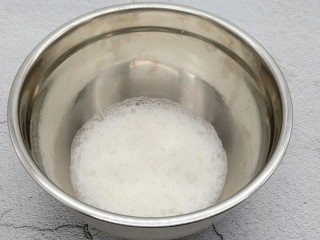 4、蔓越莓戚风蛋糕 酸甜绵柔,将蛋白里加入3滴白醋去腥,用电动打蛋器快速打发到鱼眼泡状态时,加入三分之一的糖粉。