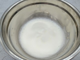 5、蔓越莓戚风蛋糕 酸甜绵柔,继续搅打到蛋清变得细腻,加入三分之一的糖粉。