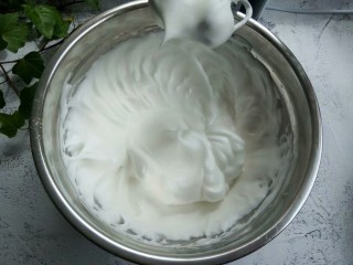 6、蔓越莓戚风蛋糕 酸甜绵柔,将蛋白打发到干性发泡的状态(提起打蛋器后,蛋白拉出直立的尖角)就可以了。